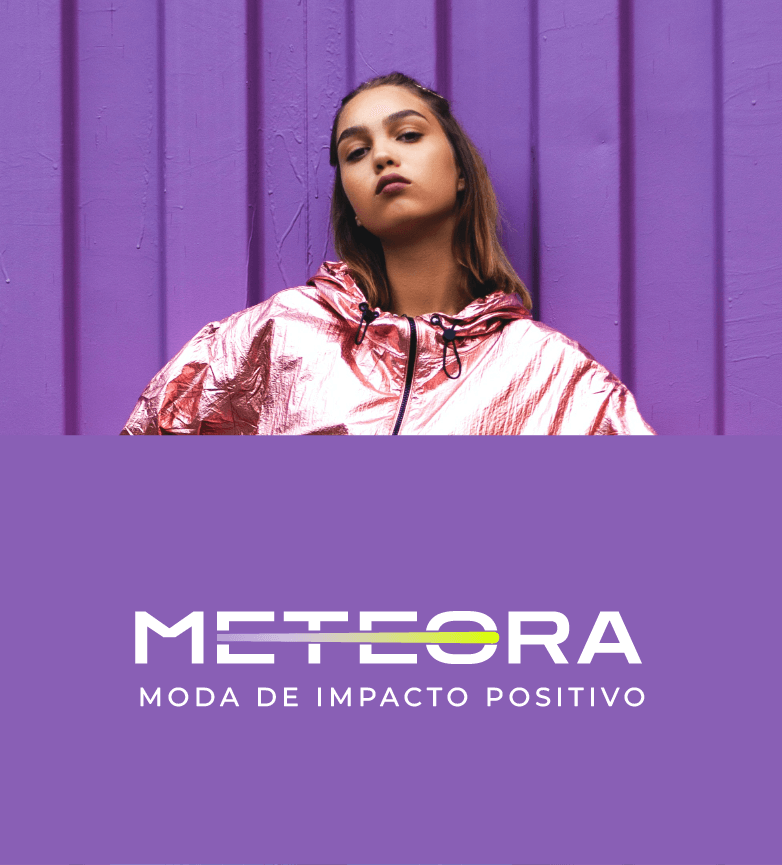 modelo feminina vestindo blusa rosa fluorescente em fundo lilás